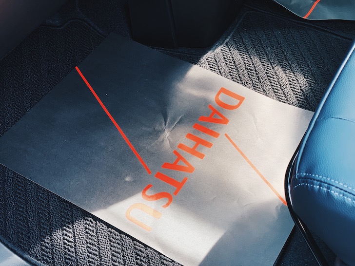 マット部分に敷かれたダイハツのシート