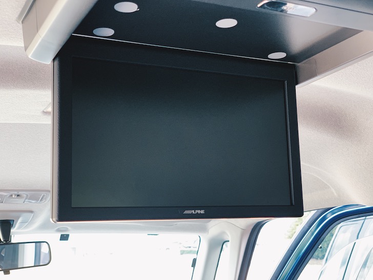 車のフリップダウンモニター