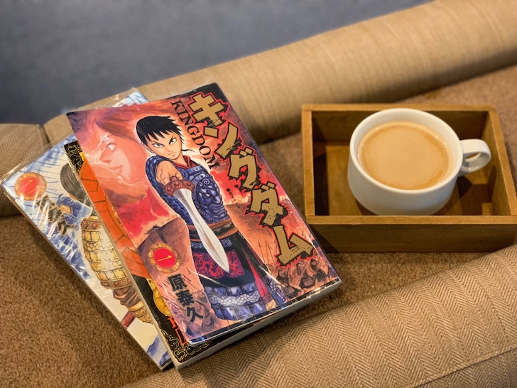 ネットカフェでマンガを読む