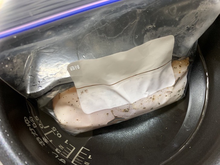 炊飯器に水と鶏皮を入れている様子