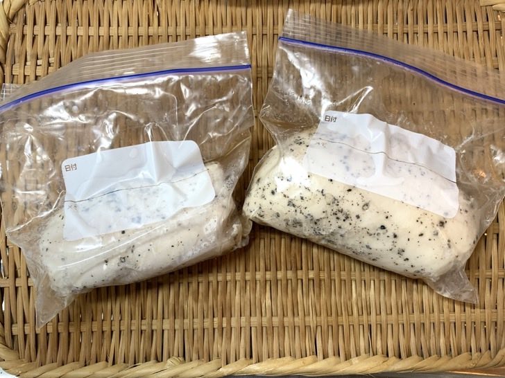 低温調理器と炊飯器調理でつくった鳥ハムを並べている様子