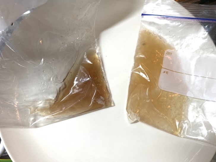 低温調理器と炊飯器調理でつくった鳥ハムの肉汁の量を並べて比較している様子