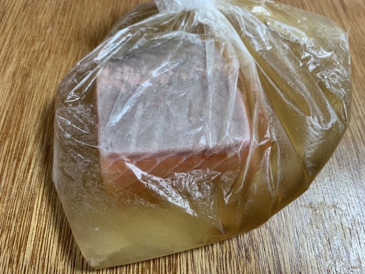 下味をつけた後、1時間ほど冷蔵庫で寝かすため袋の中に入れられた鮭