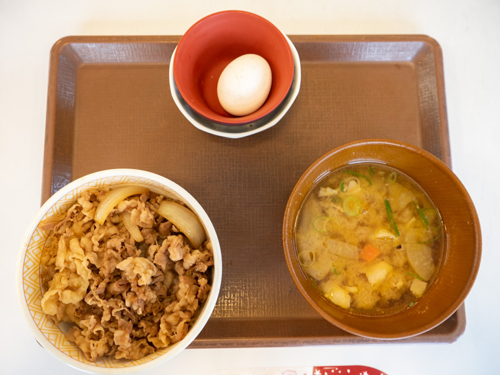 すき家 公式アプリからモバイルオーダーした牛丼・生卵・カレー豚汁