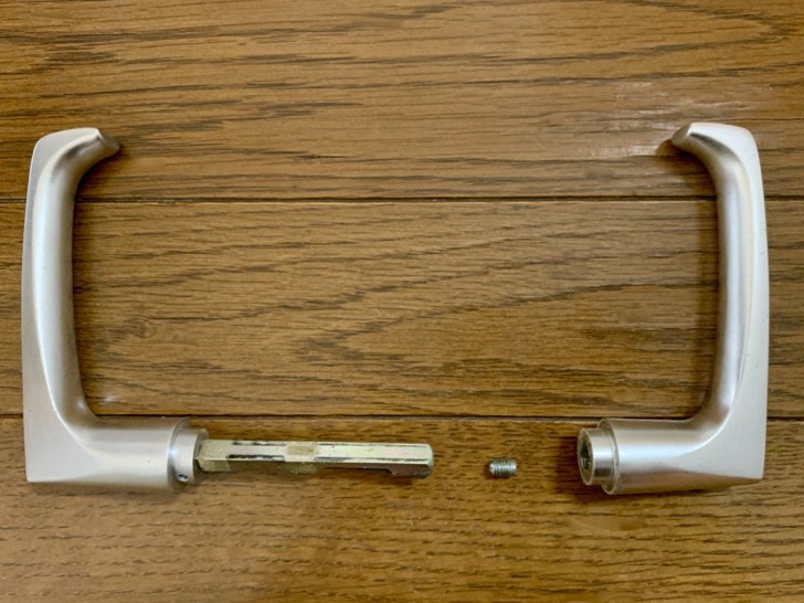 ドアから外したドアノブ