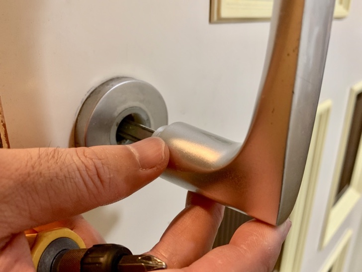 ドアノブを設置し直している様子