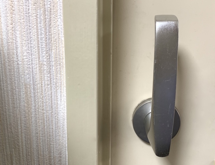 縦に取り付け直したドアノブ