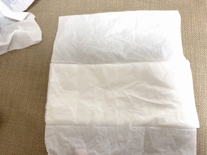 ティッシュを1枚づつ交互に重ねている様子