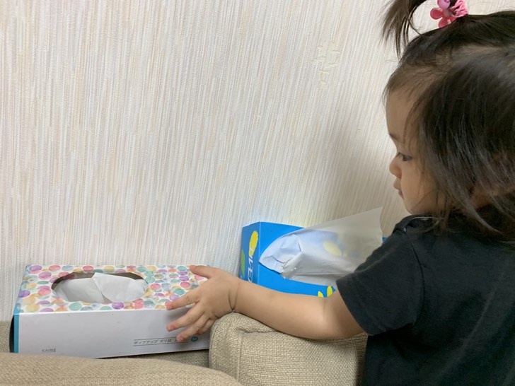 ティッシュの箱を触る筆者の子ども