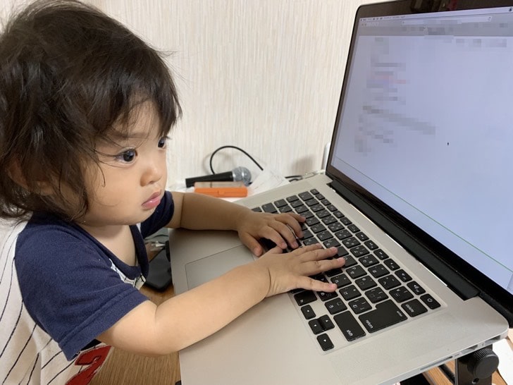 Macを触っている筆者の子ども