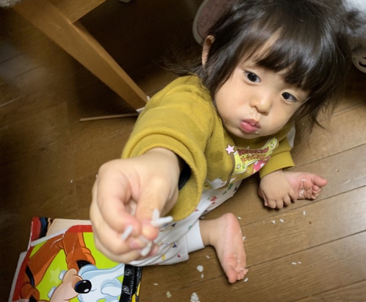 筆者の息子が床にごはんを落として椅子から降り、その上に座ってごはんを揉みながら私に差し出している様子