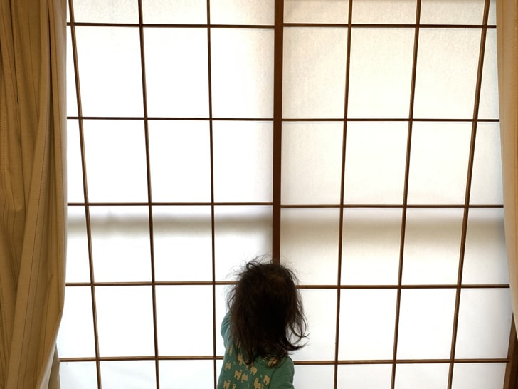 プラスチック障子を貼り直した筆者の自宅