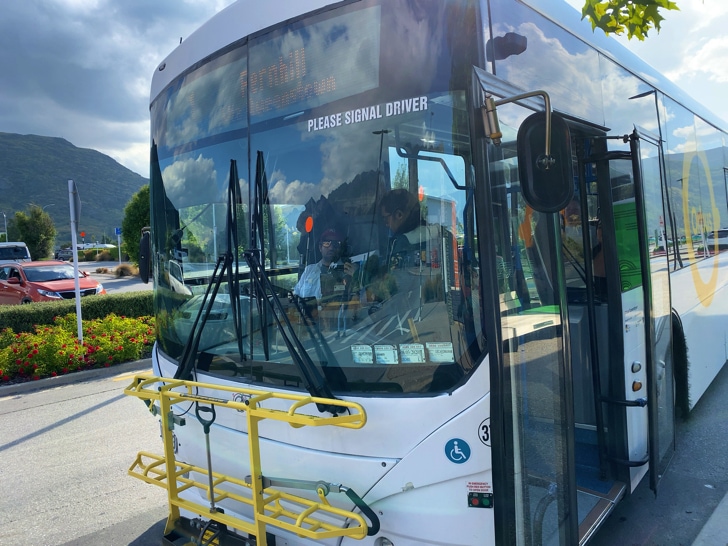 クイーンズタウン空港から市内に移動するバス