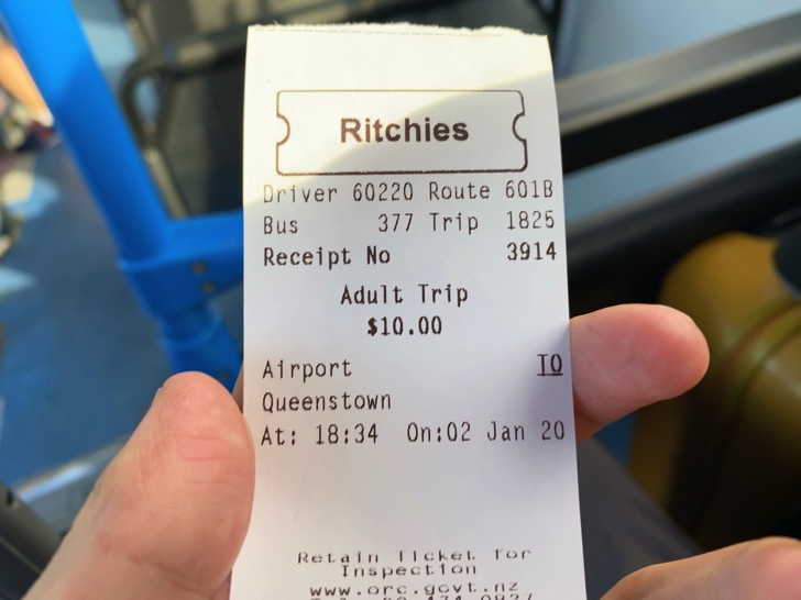 クイーンズタウン空港から市内に移動するバス