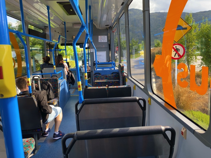 クイーンズタウン空港から市内に移動するバス