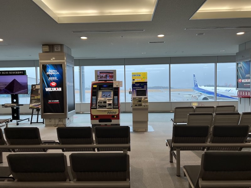 広島空港B搭乗口付近にある京急の券売機(左側)